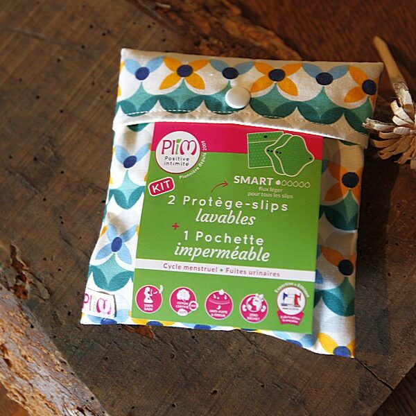 kit 2 protège-slip lavables + 1 pochette imperméable avec des fleurs géométriques vert et jaune de la marque plim vendu par aux retrouvailles.com