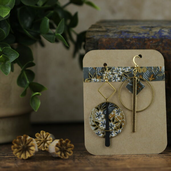 Boucles d’oreilles asymétriques en papier washi – Modèle Kuchinashi - 0981