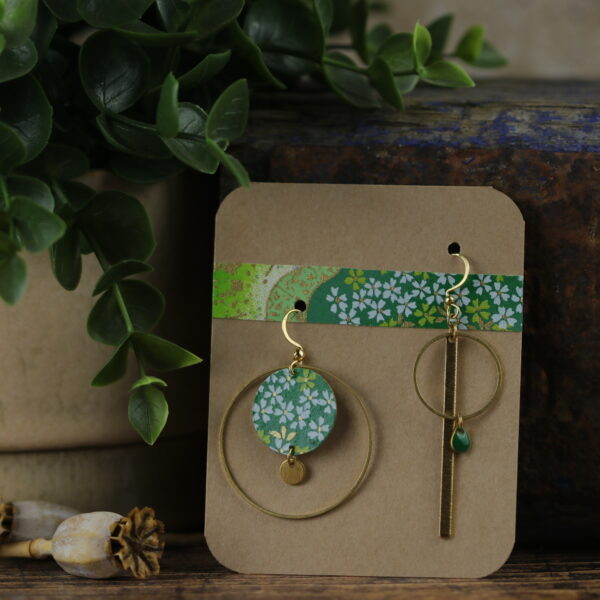 Boucles d’oreilles asymétriques en papier washi – Modèle Botan - Y0708