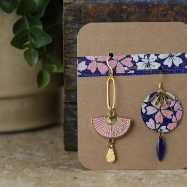 Boucles d’oreilles asymétriques en papier washi – Modèle Sakura - YG0733