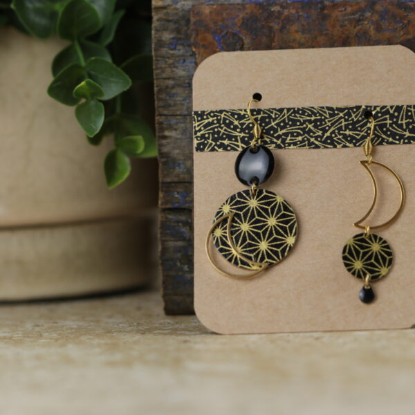Boucles d’oreilles asymétriques en papier washi – Modèle Hangetsu - YQ0166