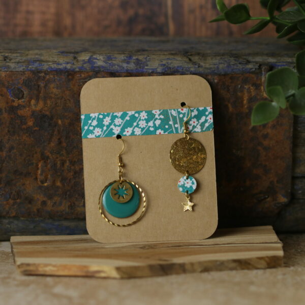 Boucles d’oreilles asymétriques en papier washi – Modèle Wakusei - Tu*