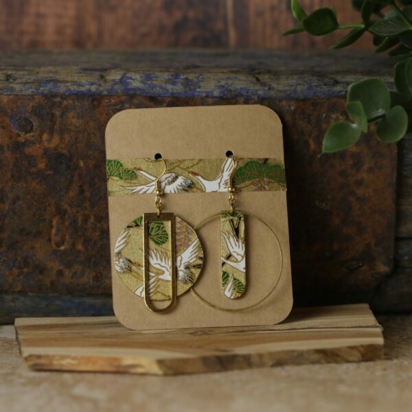 Boucles d’oreilles asymétriques en papier washi – Modèle Hinagiku - YQ0065