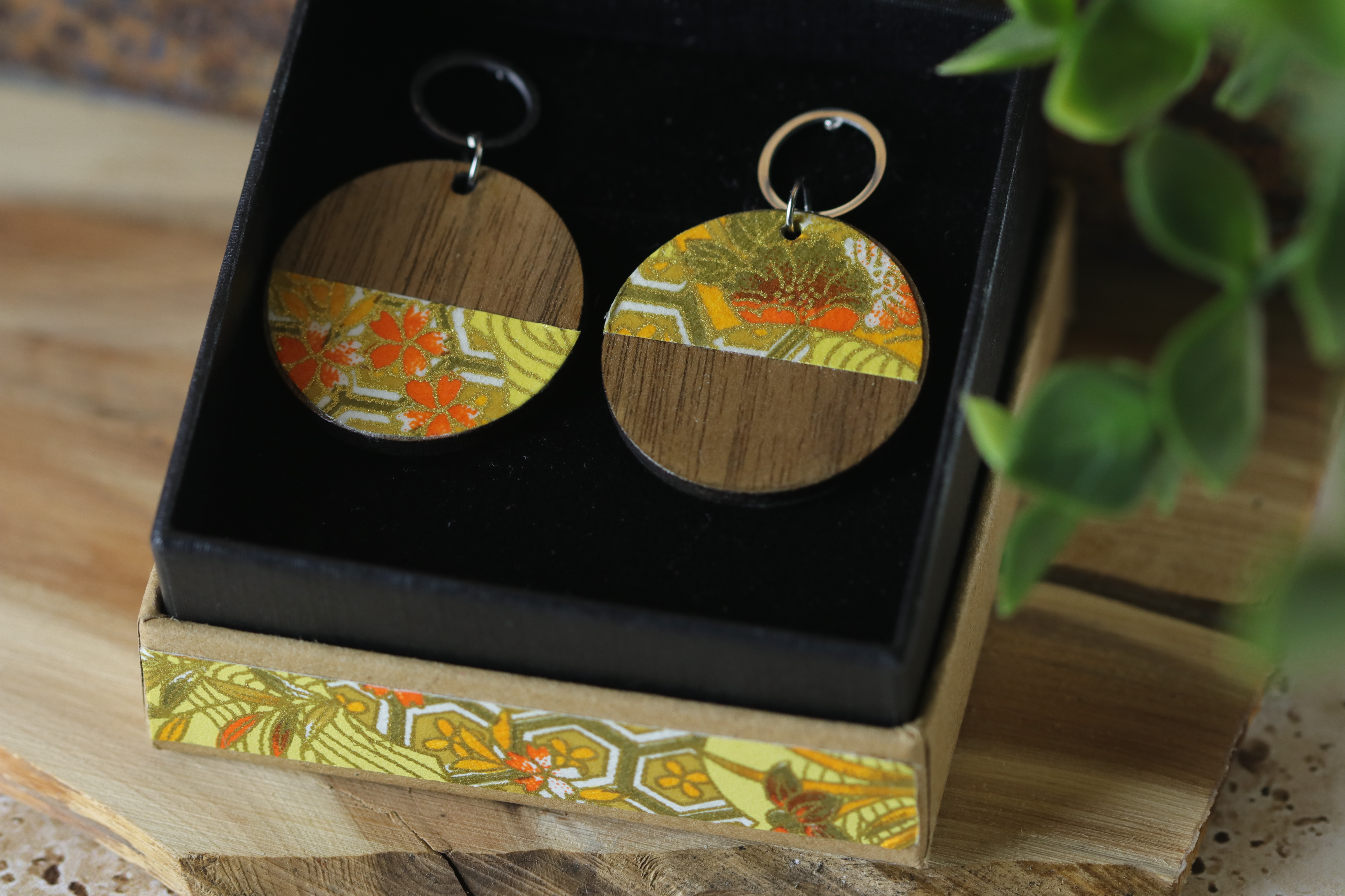 boucles d'oreilles asymétriques en chêne rosé et papier washi
