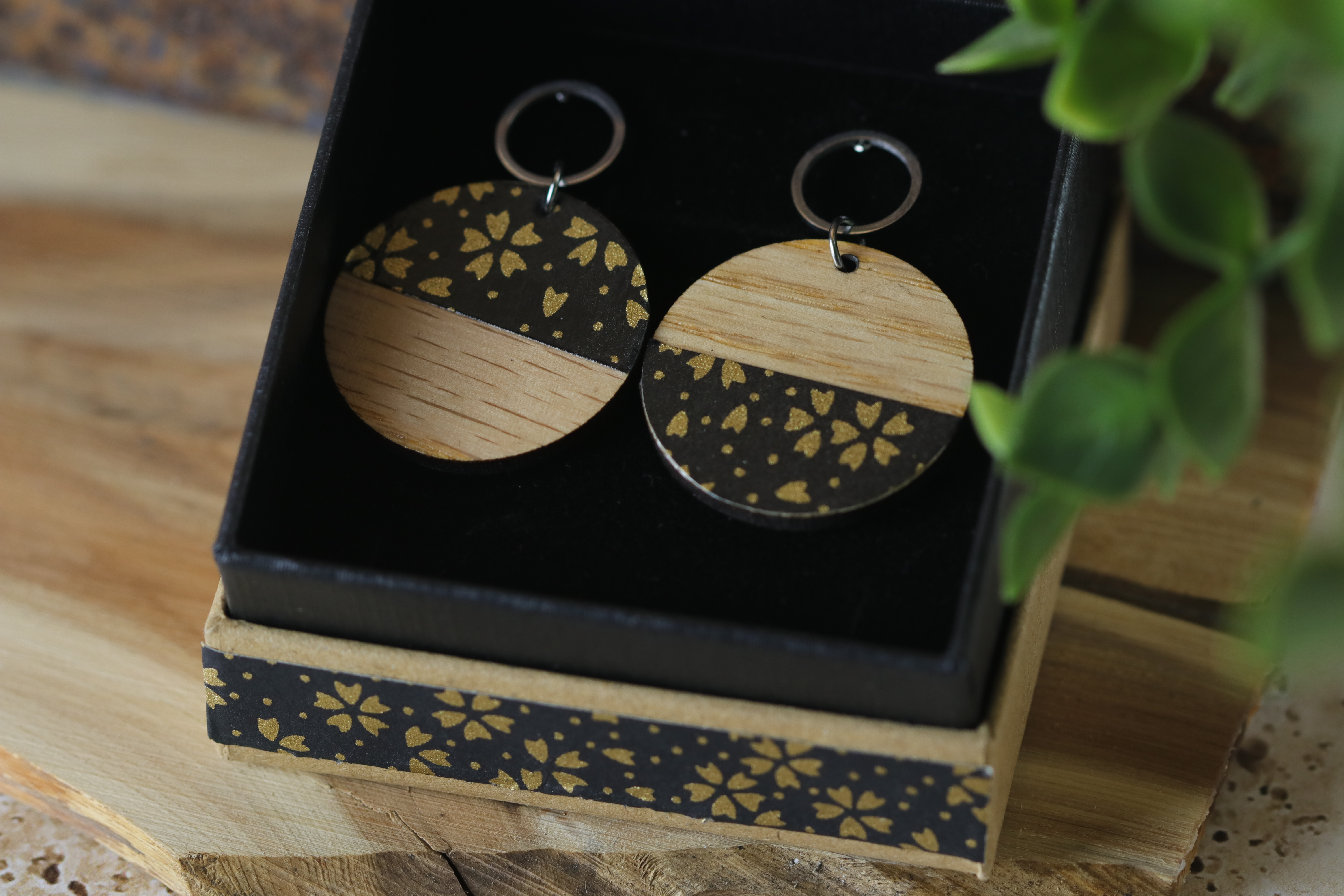 Boucles d'oreilles asymétriques en bois de chêne rosé et papier Washi – Y0856